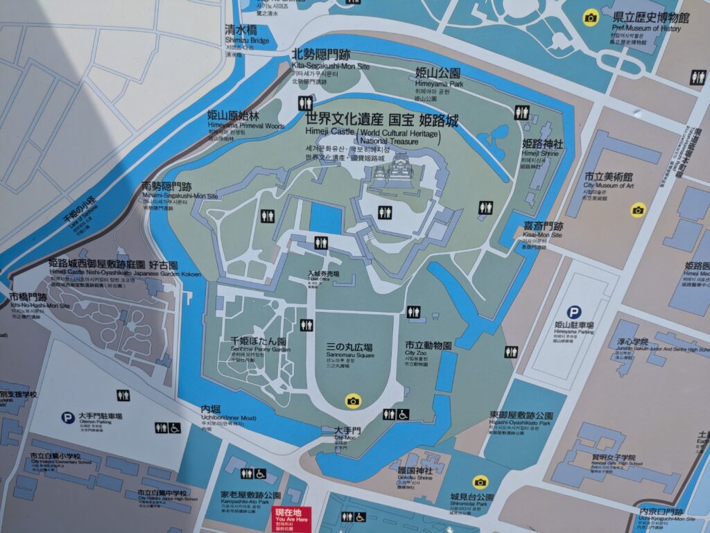 姫路駅と姫路城の間の道路横に設置された姫路城の場内地図。トイレが複数ある。筆者「ひととき」が撮影。