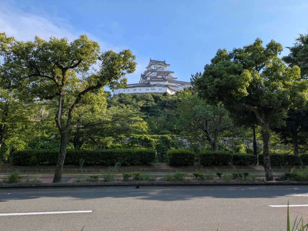 姫路城を、大手門の反対側の北側から撮影。筆者「ひととき」が撮影。