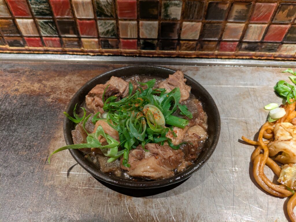 「京ちゃばな」牛すじとコンニャクの鉄板焼。筆者「ひととき」が撮影。